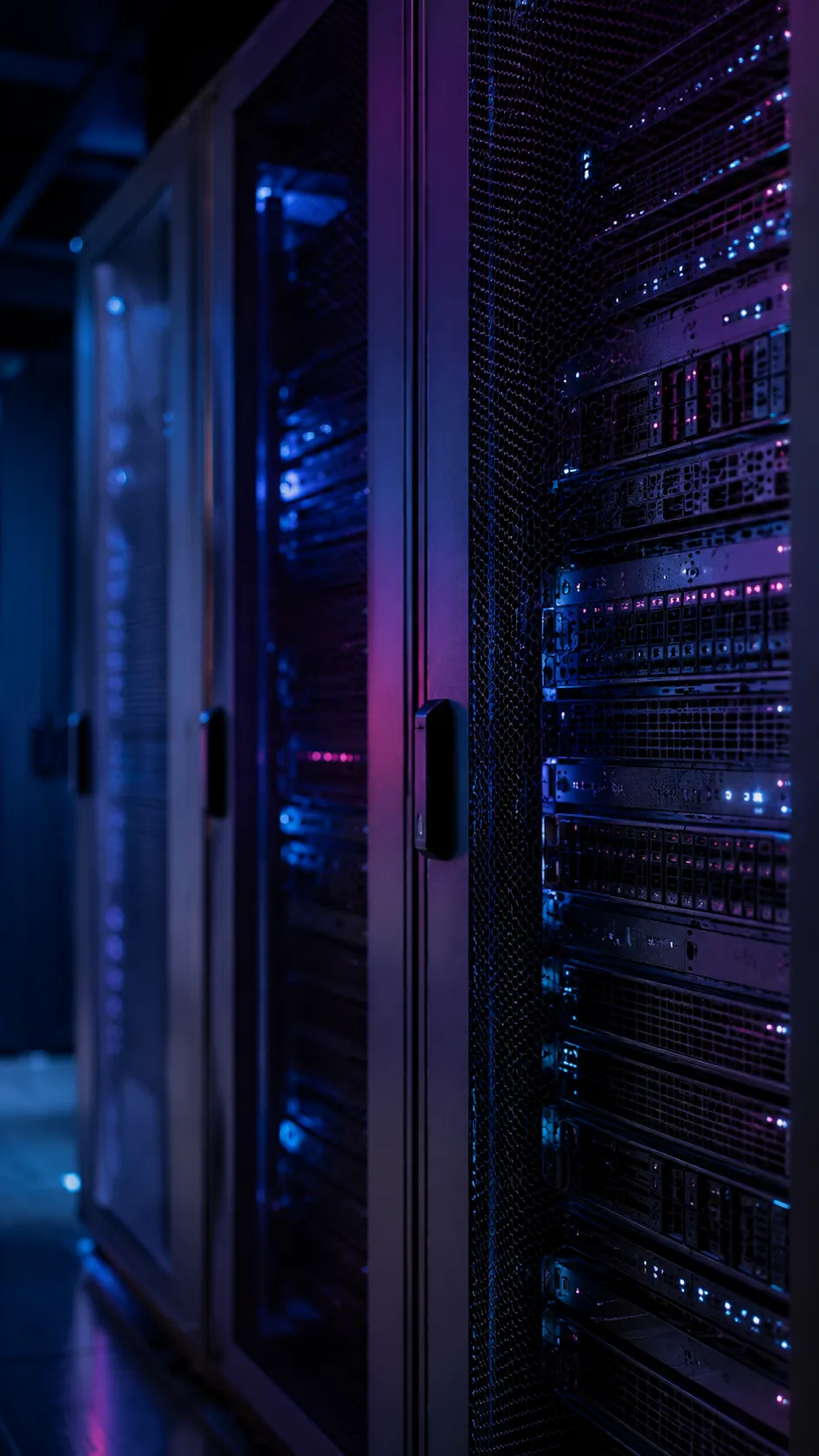Un data center con rack di server visti in prospettiva, illuminati da luci viola e magenta.